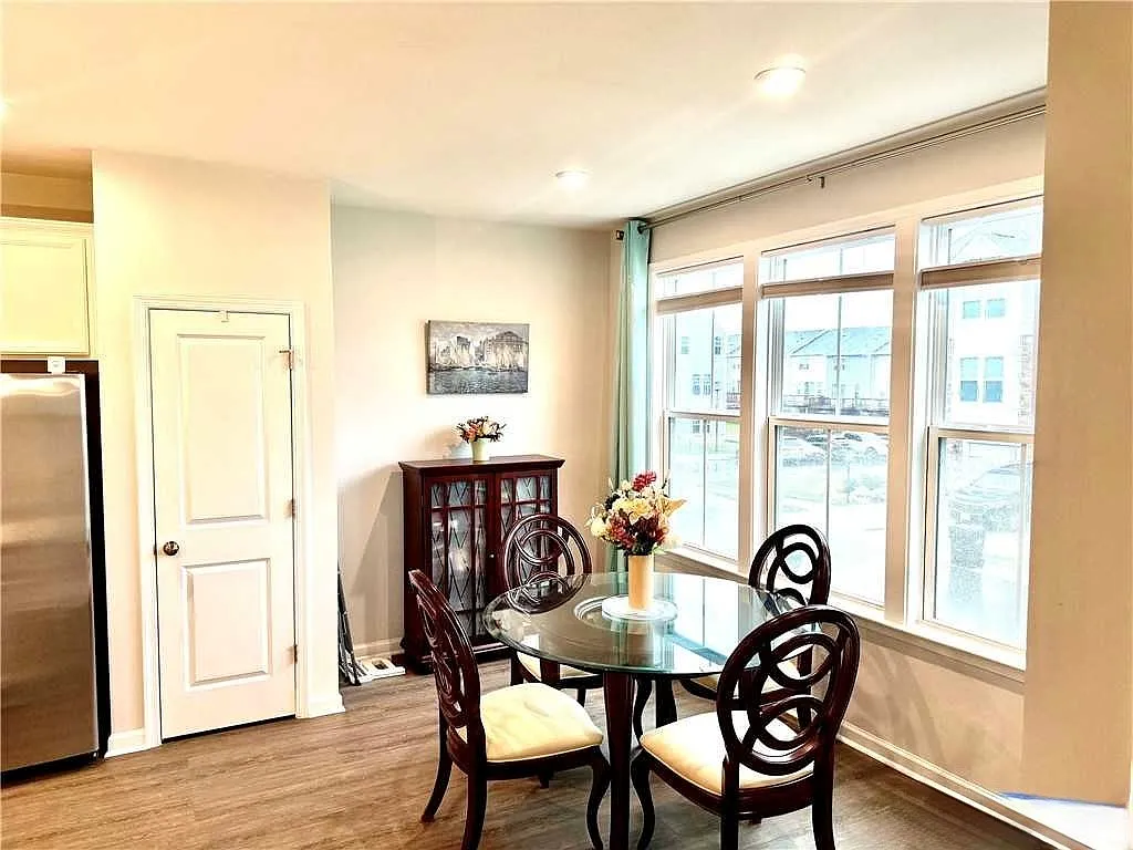 3 bed, 2165 sqft, $2,650 — Photo 4