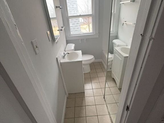 5th image of 960 W Delaware Ave #2