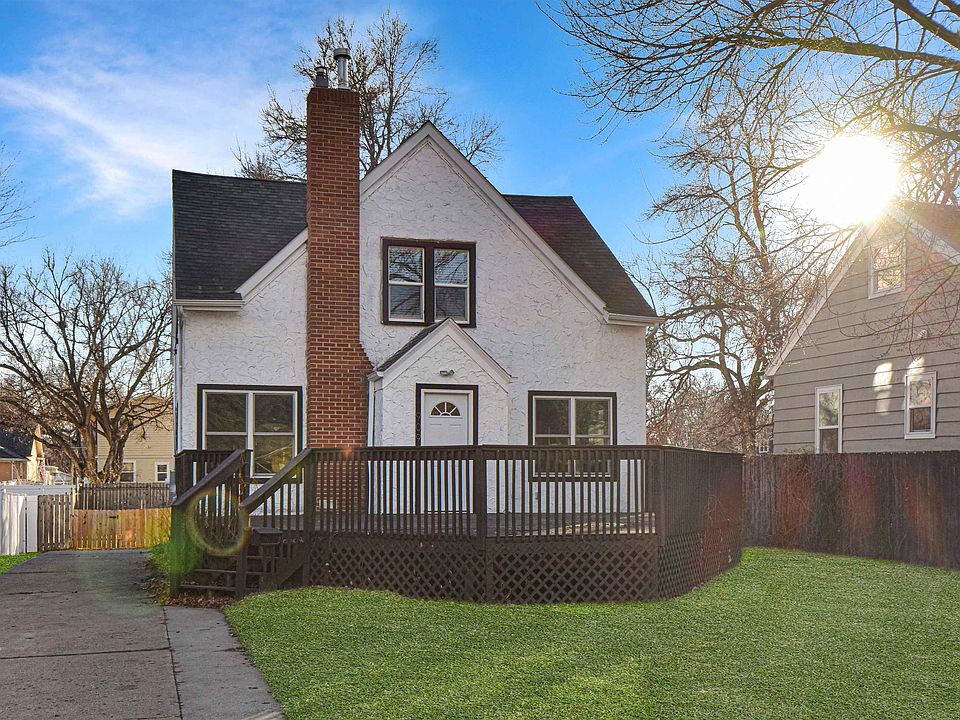 1st image of 909 2nd Ave NW