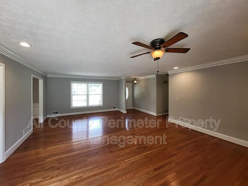 3 bed, 2.5 bath, 1572 sqft, $2,400 — Photo 2