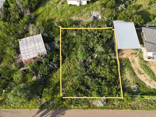 5220 Victoria Ln, Zapata, TX 78076