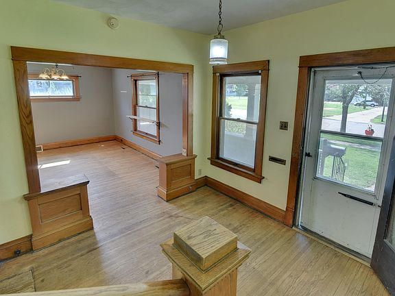 4th image of 709 2nd Ave N