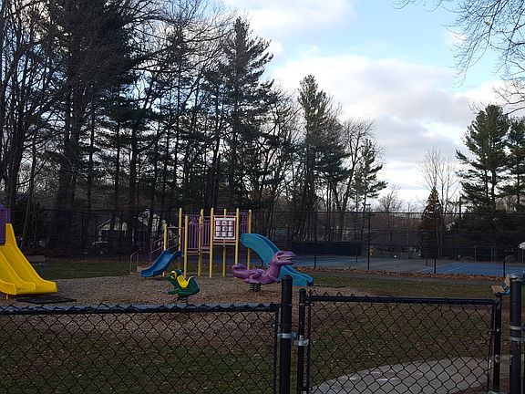 4th image of 103 Somerset Dr #17D