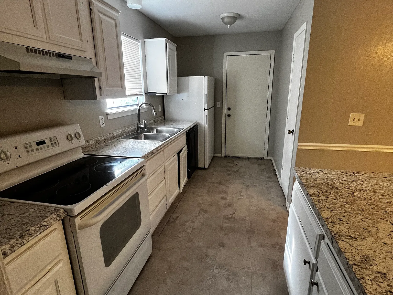 3 bed, 1115 sqft, $1,295 — Photo 3