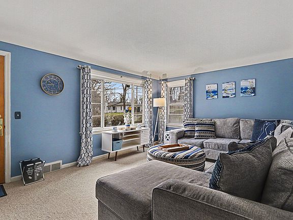 3rd image of 3118 Broadway Ave