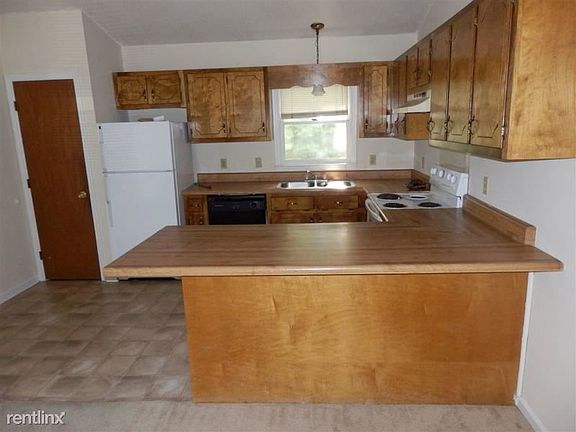 113 Windsor Ct. kitchen 2nd