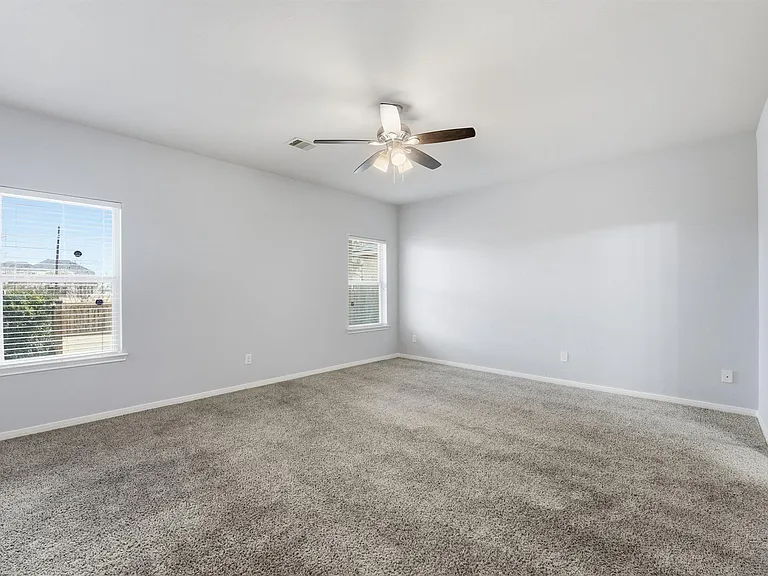 719 Longstreet Dr — Photo 5
