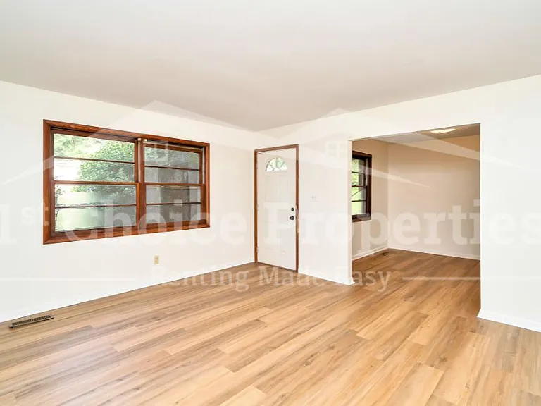 1321 Hatfield Ln — Photo 4