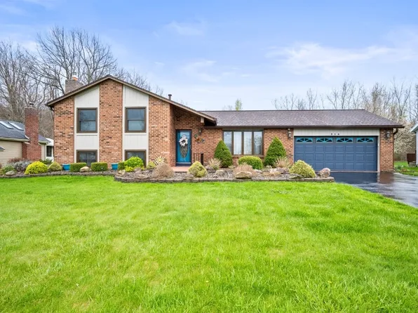 214 Woodsmoke Ln, Rochester, NY 14612