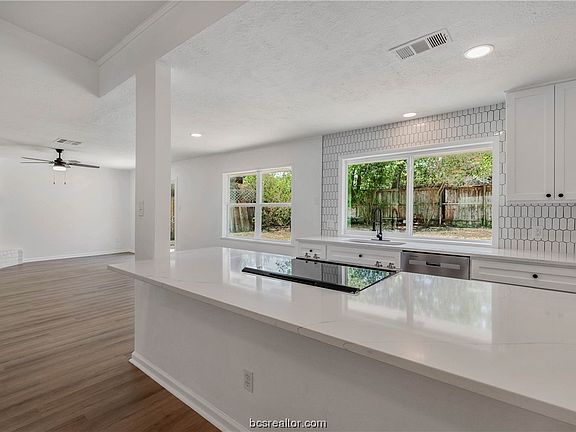 4th image of 1204 Merry Oaks Dr