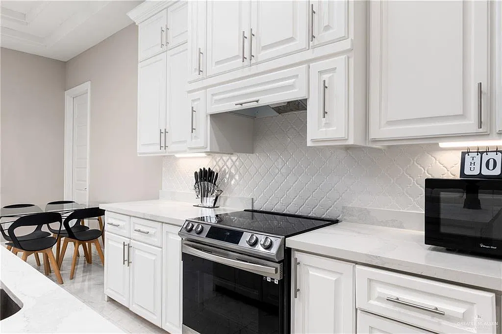 3 bed, 2.0 bath, 2114 sqft, $2,500 — Photo 3