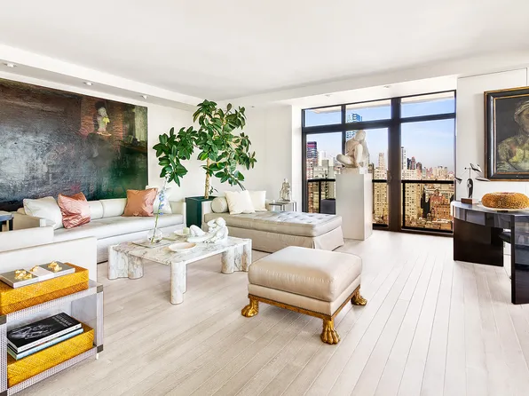 100 United Nations Plaza image 1 of 13