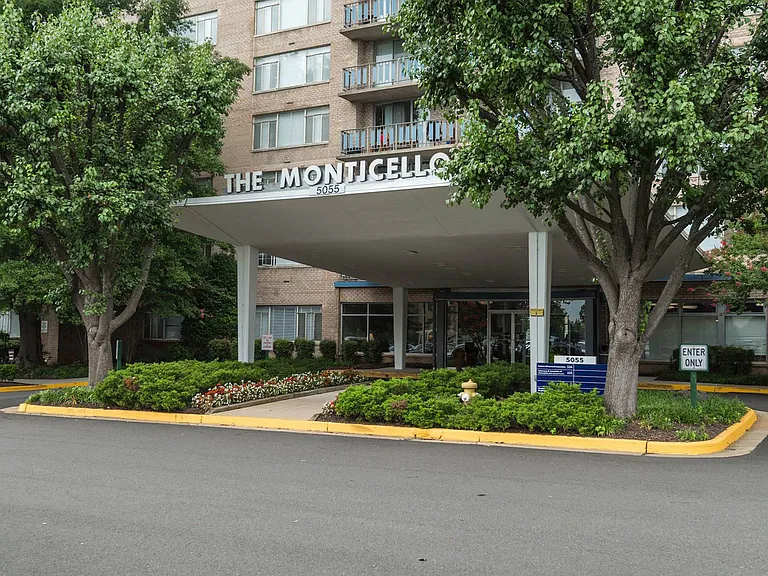 Monticello at Southern Towers — Photo 19