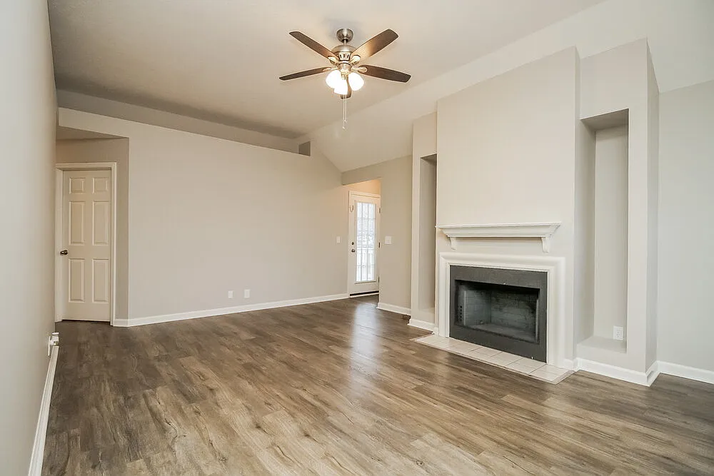 3 bed, 2.0 bath, 1061 sqft, $1,905 — Photo 4