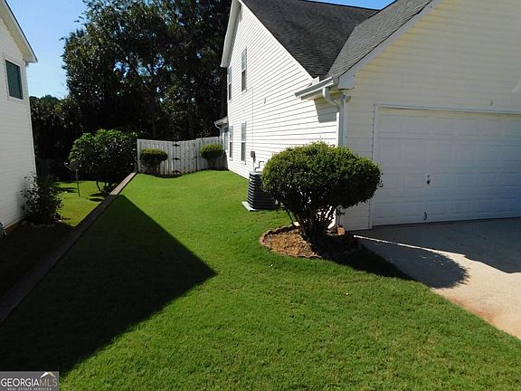 3rd image of 214 Summer Hill Cir