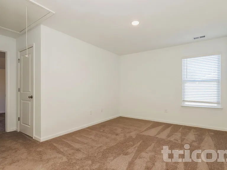 180 Everett Sq — Photo 9