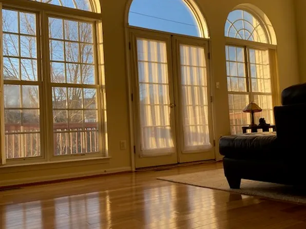 3395 Governors Crest Ct, Alexandria, VA 22310
