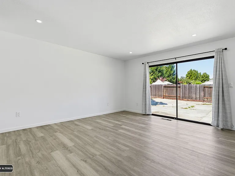 800 Locust Dr — Photo 37