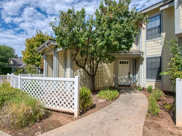 955 E Foxhill Dr, Fresno, CA 93720