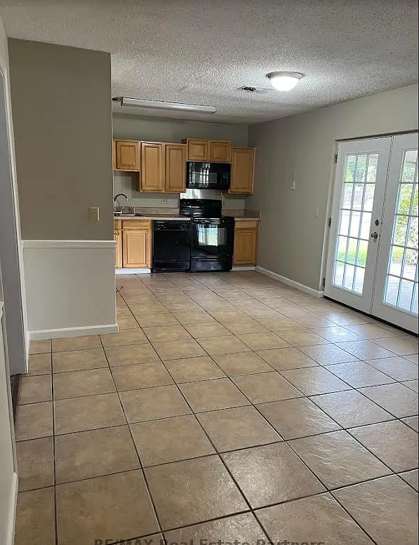605 Hacienda Ave — Photo 2