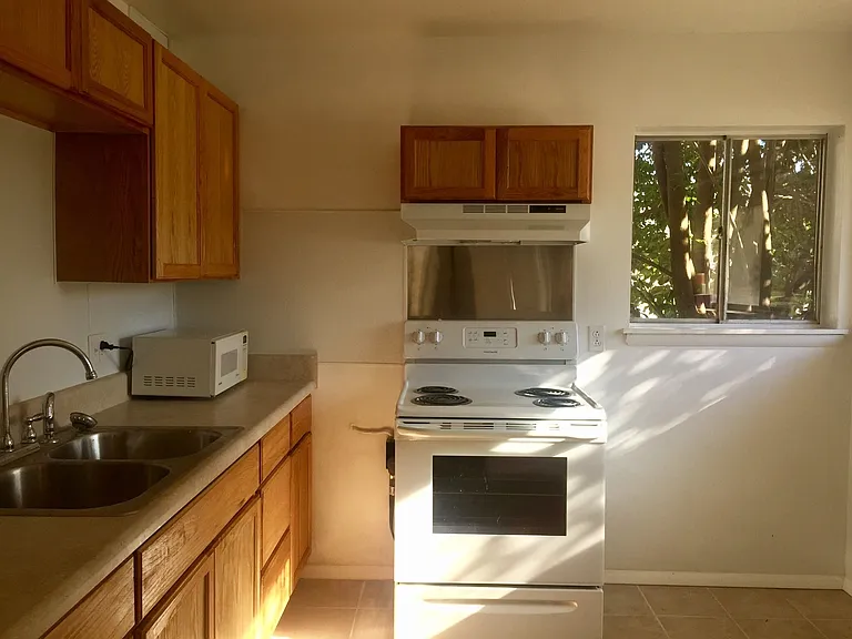 1728 Kingsway Rd — Photo 5