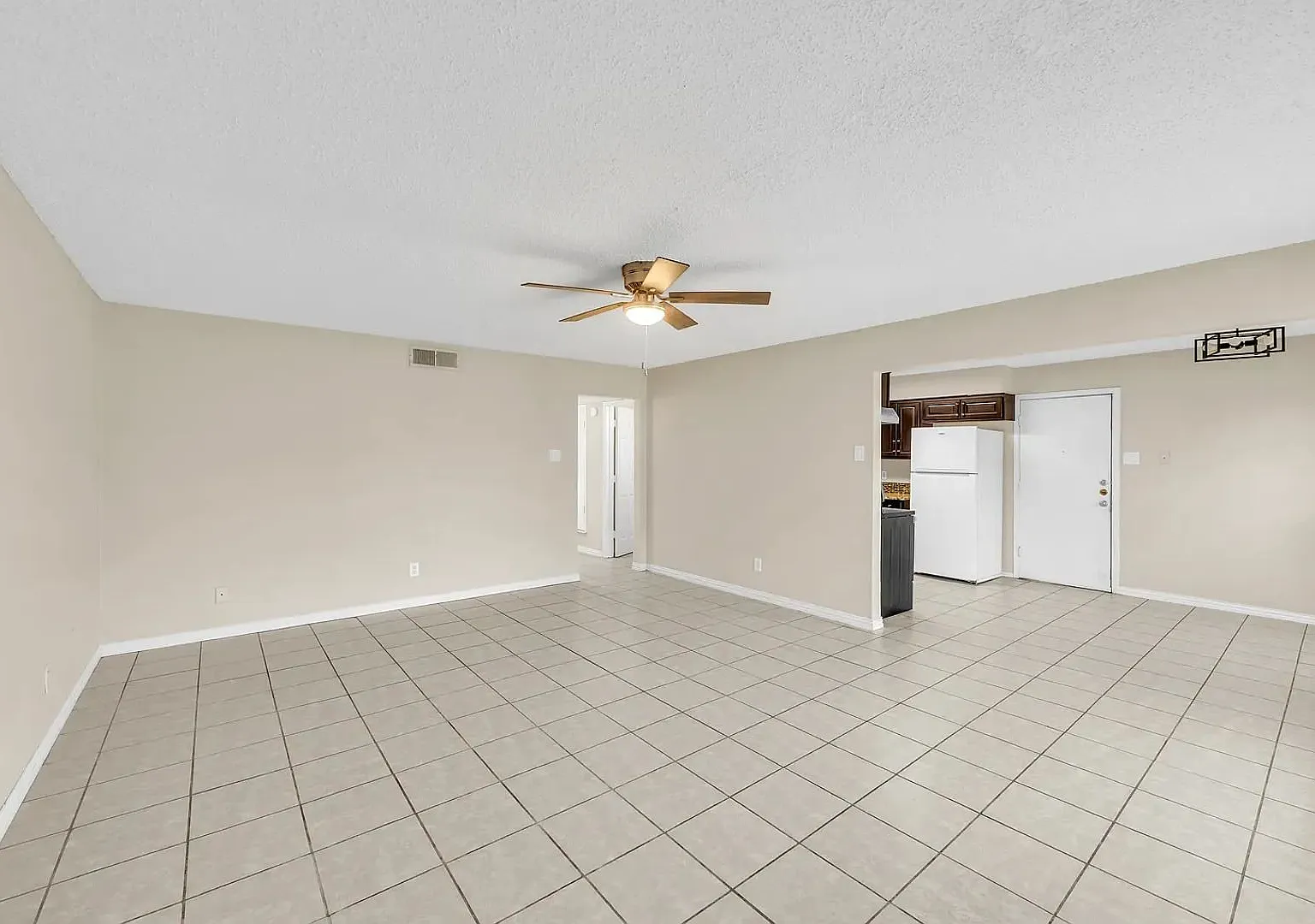 Spacious Irving Townhome | 2 Bed, 2 Bath | Pet Friendly — Photo 3