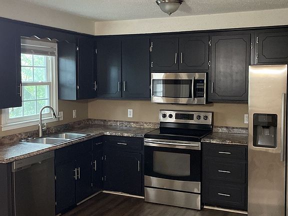2nd image of 624 Bay Ln