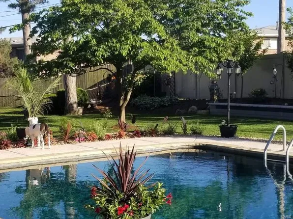 10140 Pinehurst Dr, Saint Louis, MO 63114