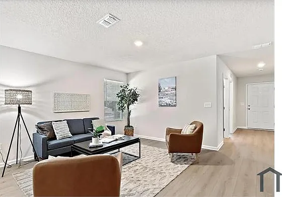 4 bed, 1253 sqft, $1,975 — Photo 3