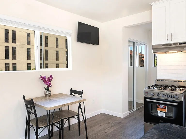 Royal Viking Apartments — Photo 46