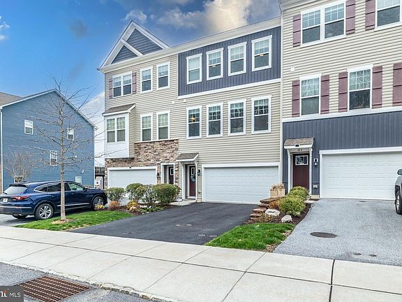 2nd image of 321 Dawson Pl