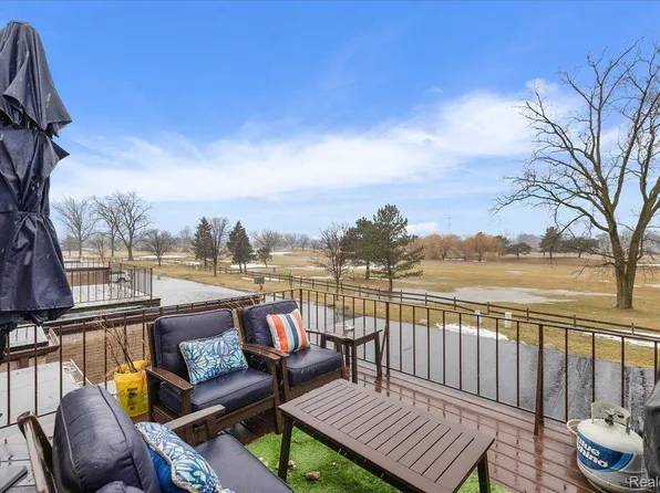 1008 Country Club Dr, Saint Clair Shores, MI 48082