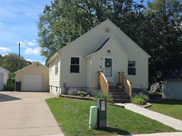 734 Plainfield Ave, Zeeland, MI 49464