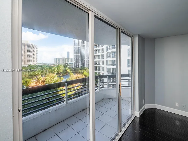 3600 Mystic Pointe Dr #808 — Photo 16