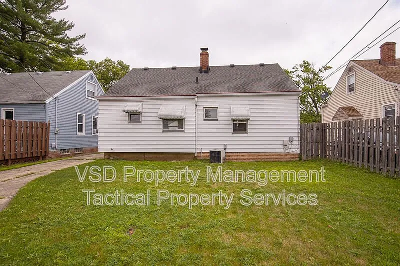 3 bed, 1.0 bath, 1410 sqft, $1,695 — Photo 2