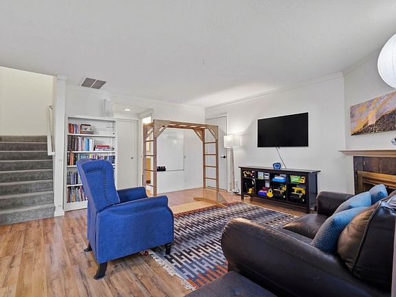 5th image of 229 Silver Leaf Dr APT B