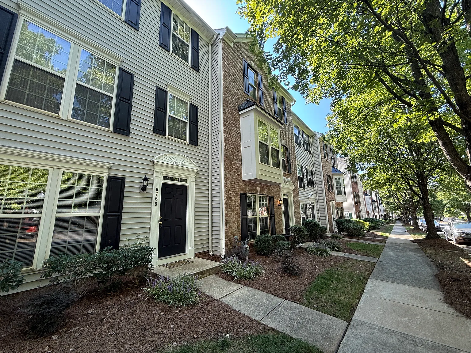 2 bed, 2.5 bath, 1920 sqft, $2,050 — Photo 2
