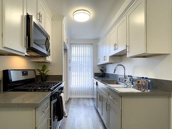 3rd image of 4427 Woodman Ave APT 14