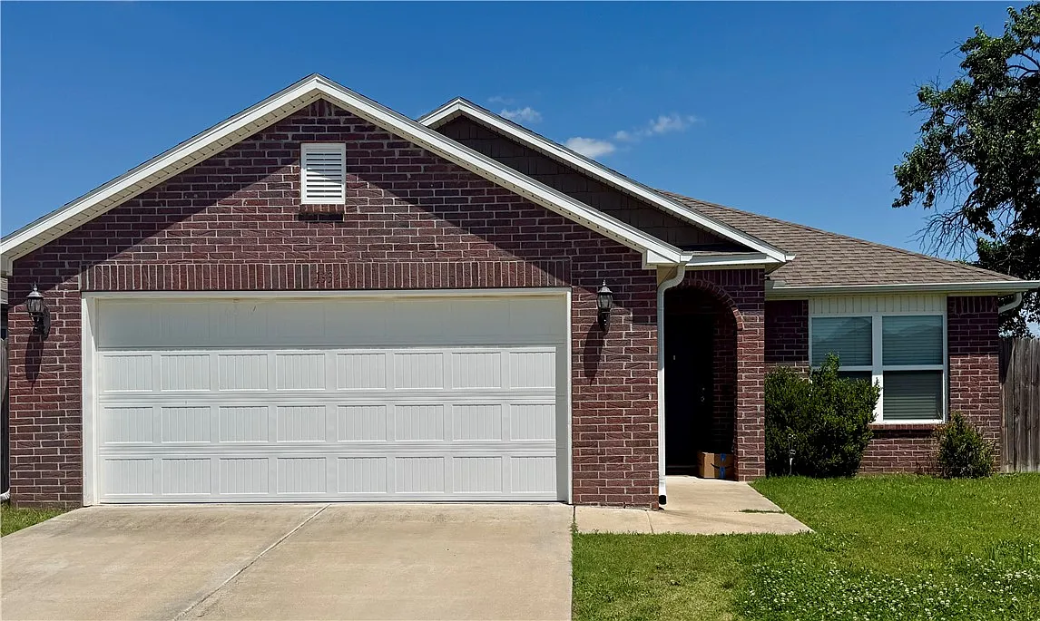 3 bed, 2.0 bath, 1449 sqft, $2,000 — Photo 4