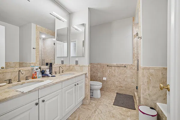 Bathroom, photo 1