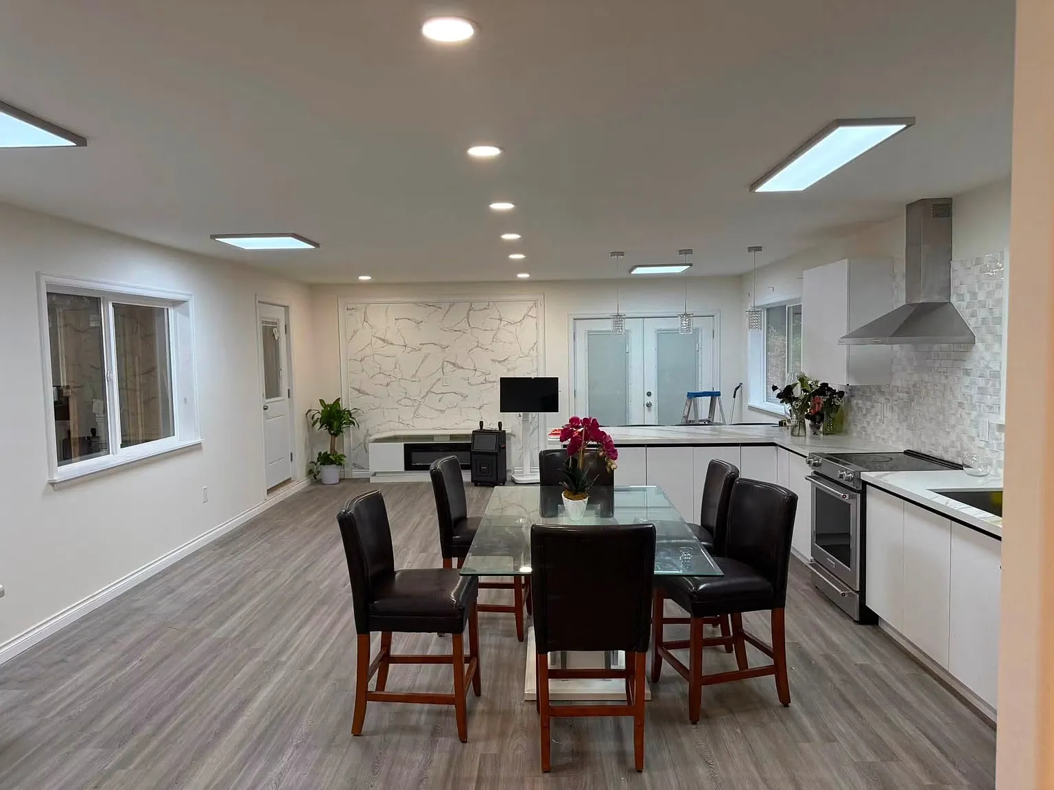 4 bed, 2.5 bath, 2730 sqft, $4,200 — Photo 3