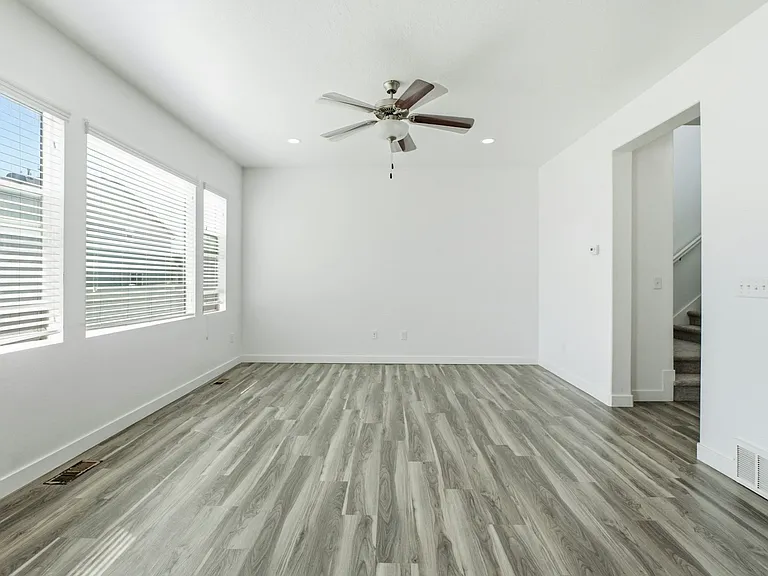 506 S Highpoint Dr — Photo 2