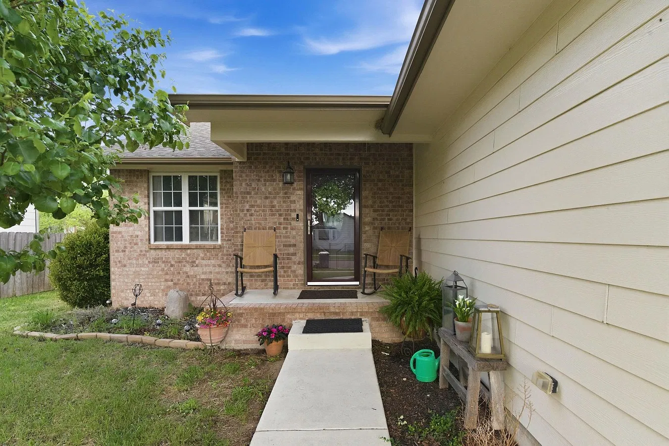 4 bed, 1932 sqft, $2,200 — Photo 2