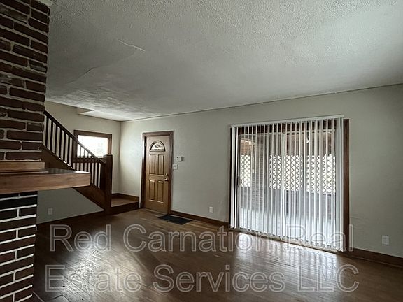 2nd image of 1009 W Hillcrest Ave