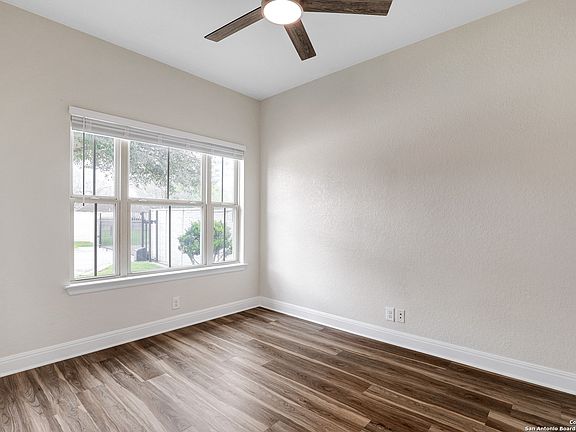 4th image of 1123 LEGACY DR