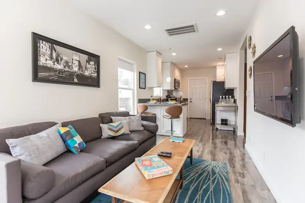 2 bed, 564 sqft, $3,500 — Photo 2