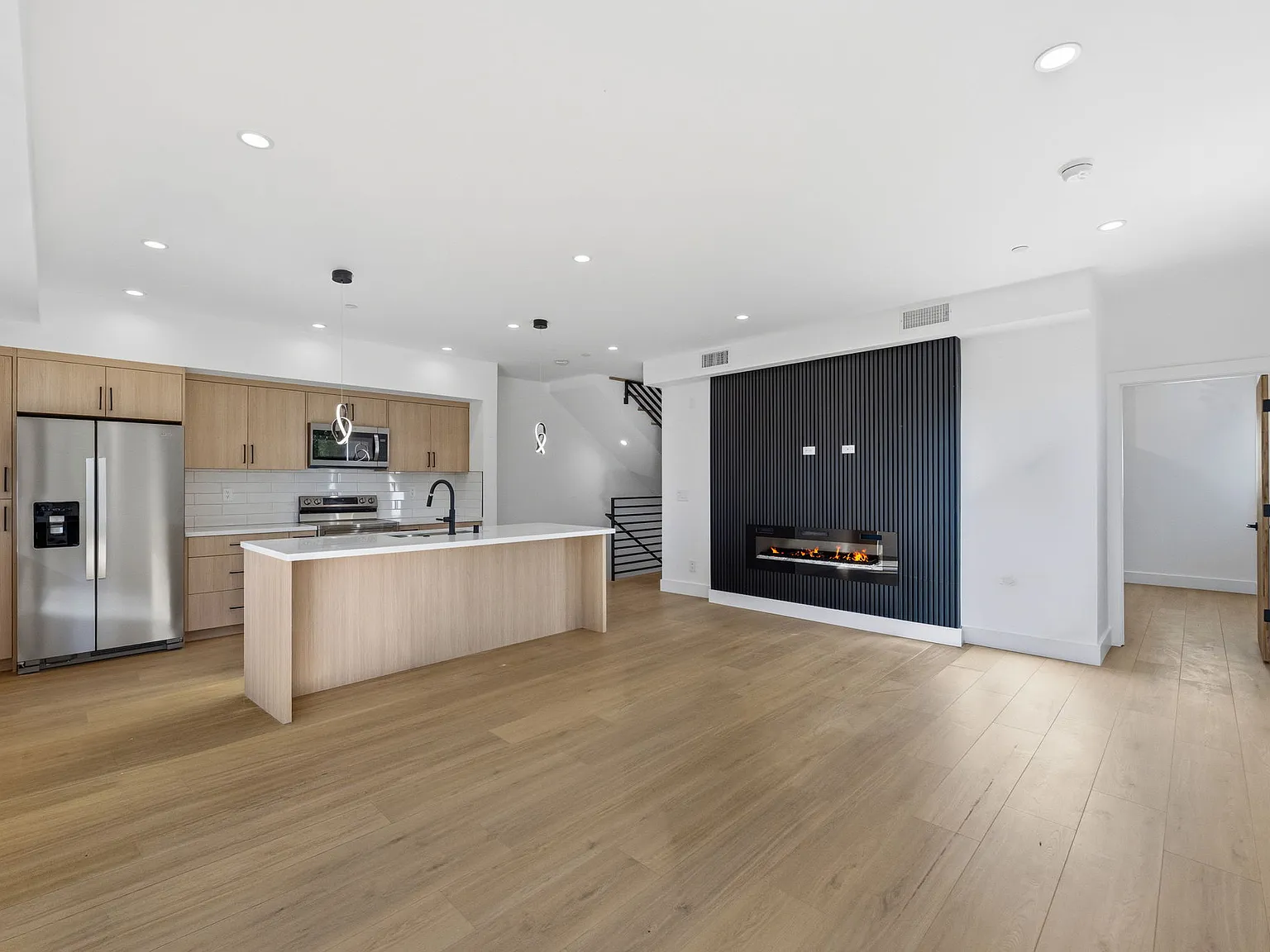 4 bed, 4.5 bath, 2025 sqft, $5,650 — Photo 1
