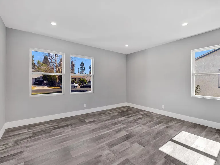 17116 Kingsbury St — Photo 9