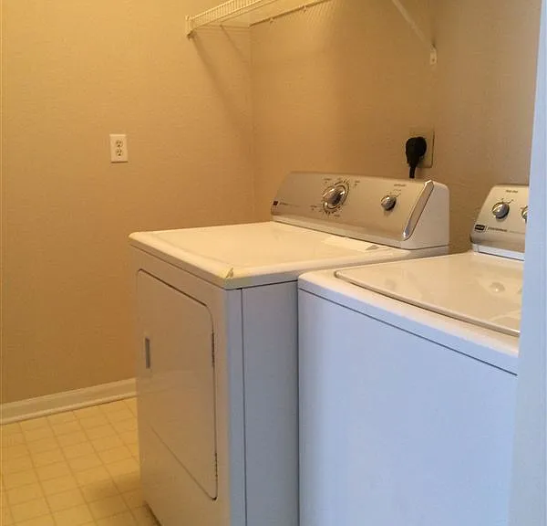 1378 Heatherwood Ln — Photo 4