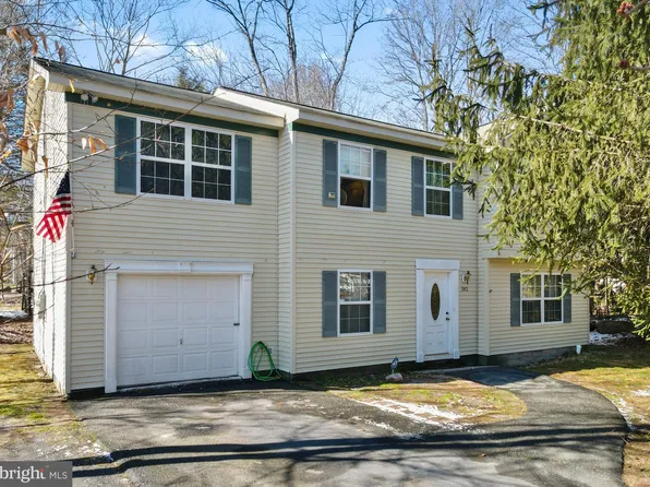 8350 Coyote Dr, Tobyhanna, PA 18466